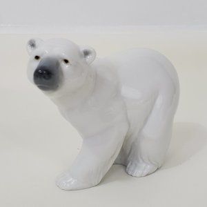LLadro Attentive Polar Bear